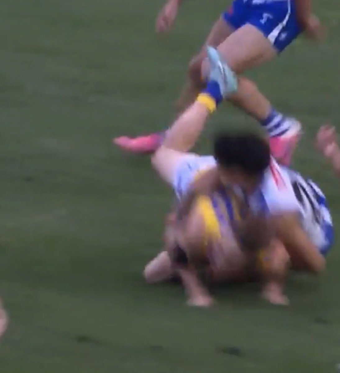 pearl_jam12's tweet photo. @AFL Whitlock had both arms free to attempt to brace like this? https://t.co/IJso1KSCLd