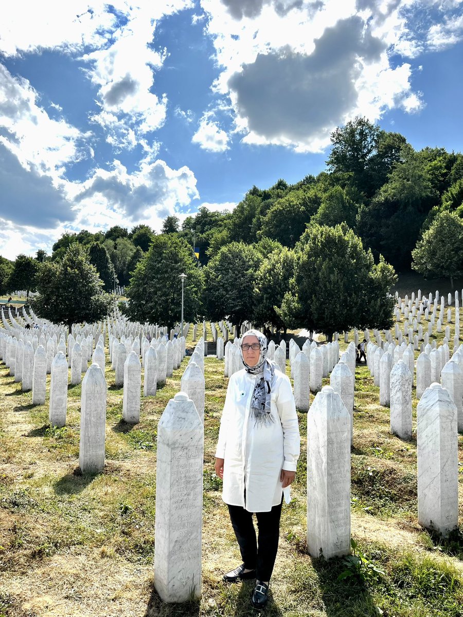 salihademirer's tweet photo. “Ne yaparsanız yapın ama soykırımı unutmayın. Çünkü unutulan soykırım tekrarlanır.”
— Aliya İzzetbegović

#Srebrenitsa’da yükselen sessizlik, aslında insanlığın vicdanına bırakılmış en ağır çığlıklardan biridir.

Şehitlikte edilen her dua, Potočari’de görülen her mezar taşı ve geride kalan her anne; hafızamıza aynı sorumluluğu yeniden hatırlatıyor: Unutmamak ve unutturmamak.

11 Temmuz 1995’te gerçekleştirilen soykırımda şehit edilen 8 bin 372 Boşnak kardeşimizi rahmetle ve hürmetle yâd ediyorum.

— Potočari, Srebrenitsa | 2025