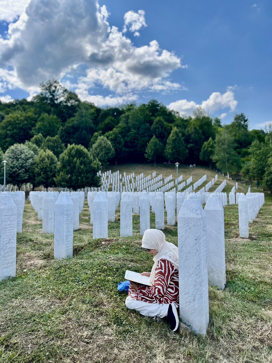 salihademirer's tweet photo. “Ne yaparsanız yapın ama soykırımı unutmayın. Çünkü unutulan soykırım tekrarlanır.”
— Aliya İzzetbegović

#Srebrenitsa’da yükselen sessizlik, aslında insanlığın vicdanına bırakılmış en ağır çığlıklardan biridir.

Şehitlikte edilen her dua, Potočari’de görülen her mezar taşı ve geride kalan her anne; hafızamıza aynı sorumluluğu yeniden hatırlatıyor: Unutmamak ve unutturmamak.

11 Temmuz 1995’te gerçekleştirilen soykırımda şehit edilen 8 bin 372 Boşnak kardeşimizi rahmetle ve hürmetle yâd ediyorum.

— Potočari, Srebrenitsa | 2025