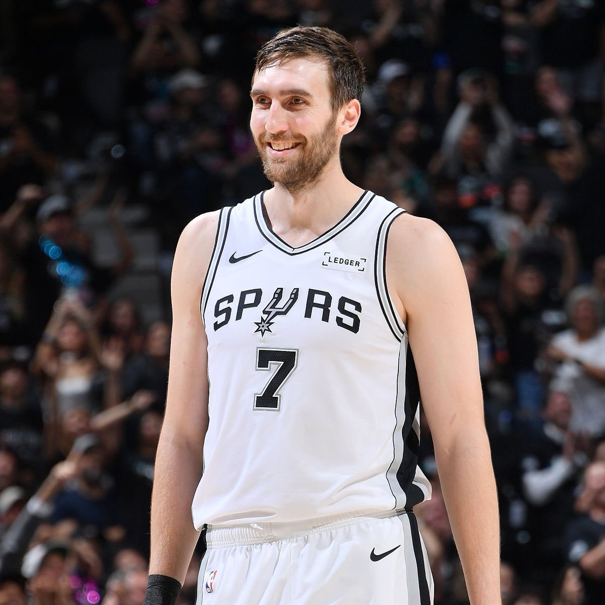 Basket_Infos's tweet photo. Les équipes envoient des vocaux à Rich Paul pour qu’il les transmette à LeBron. Luke Kornet a aussi tenté sa chance 😂😂😂

« Salut LeBron… Monsieur James, LeBron, Ron. C’est Luke Kornet, numéro 7 des San Antonio Spurs. Tu m’as un peu crié dessus la semaine dernière… enfin, l’année dernière. Bref.

Je voulais simplement t’inviter à venir ici, à San Antonio. On a quelque chose de vraiment sympa qui se met en place, avec beaucoup de jeunes talents. C’est une ville où il est facile de vivre, sans impôt sur le revenu… ça compte toujours.

Tu pourrais aussi jouer aux côtés d’un autre joueur générationnel… et Victor également. (Il rit.)

Bref, il y a SeaWorld, La Panadería… Si tu n’as jamais goûté, c’est vraiment une tuerie. Je pense que tu adorerais. On a aussi une chambre d’amis disponible, si tu as besoin d’un peu de temps pour réfléchir à tout ça de ton côté. On serait ravis de t’ouvrir nos portes.

C’est aussi un super endroit pour les enfants. Je ne sais pas exactement quel âge ils ont, ni même combien tu en as… Enfin, je connais à peu près l’âge de l’un d’eux : 450 ans, quelque chose comme ça…

Tu devrais simplement passer, essayer et voir ce que ça donne. On adorerait t’avoir avec nous. Je pense qu’on pourrait vraiment passer un très bon moment. Toi, tu cours après ta cinquième bague, et nous, on en a déjà cinq. On cherche notre sixième. Donc, au fond, on est tous dans la même situation.

Ah, j’allais oublier. Mon agent m’a dit qu’il t’avait envoyé quelque chose, mais je ne sais pas si ça s’est perdu en route ou s’il y a eu un malentendu, parce que je n’ai jamais vraiment eu de retour. Donc, si tu pouvais d’abord le retrouver, puis le signer et me le renvoyer, ça me ferait vraiment plaisir. Voilà, c’était une demande plus personnelle, un peu à part du pitch. Mais bon… »