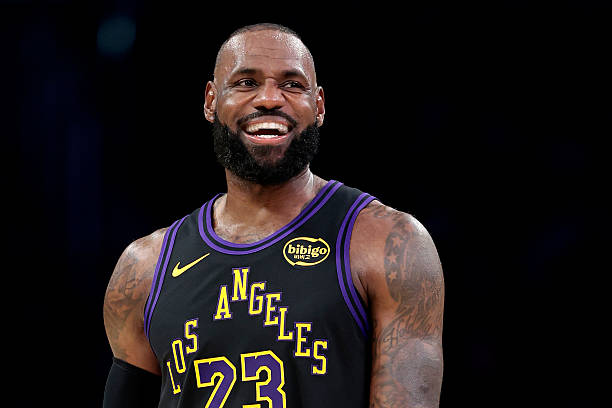 Basket_Infos's tweet photo. Les équipes envoient des vocaux à Rich Paul pour qu’il les transmette à LeBron. Luke Kornet a aussi tenté sa chance 😂😂😂

« Salut LeBron… Monsieur James, LeBron, Ron. C’est Luke Kornet, numéro 7 des San Antonio Spurs. Tu m’as un peu crié dessus la semaine dernière… enfin, l’année dernière. Bref.

Je voulais simplement t’inviter à venir ici, à San Antonio. On a quelque chose de vraiment sympa qui se met en place, avec beaucoup de jeunes talents. C’est une ville où il est facile de vivre, sans impôt sur le revenu… ça compte toujours.

Tu pourrais aussi jouer aux côtés d’un autre joueur générationnel… et Victor également. (Il rit.)

Bref, il y a SeaWorld, La Panadería… Si tu n’as jamais goûté, c’est vraiment une tuerie. Je pense que tu adorerais. On a aussi une chambre d’amis disponible, si tu as besoin d’un peu de temps pour réfléchir à tout ça de ton côté. On serait ravis de t’ouvrir nos portes.

C’est aussi un super endroit pour les enfants. Je ne sais pas exactement quel âge ils ont, ni même combien tu en as… Enfin, je connais à peu près l’âge de l’un d’eux : 450 ans, quelque chose comme ça…

Tu devrais simplement passer, essayer et voir ce que ça donne. On adorerait t’avoir avec nous. Je pense qu’on pourrait vraiment passer un très bon moment. Toi, tu cours après ta cinquième bague, et nous, on en a déjà cinq. On cherche notre sixième. Donc, au fond, on est tous dans la même situation.

Ah, j’allais oublier. Mon agent m’a dit qu’il t’avait envoyé quelque chose, mais je ne sais pas si ça s’est perdu en route ou s’il y a eu un malentendu, parce que je n’ai jamais vraiment eu de retour. Donc, si tu pouvais d’abord le retrouver, puis le signer et me le renvoyer, ça me ferait vraiment plaisir. Voilà, c’était une demande plus personnelle, un peu à part du pitch. Mais bon… »