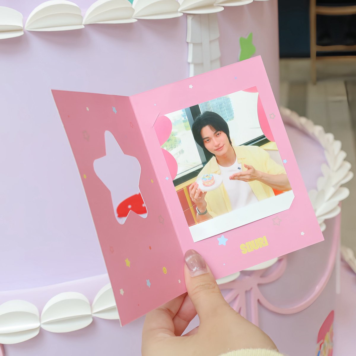 souri_bkk's tweet photo. 🎂 Birthday Fatcaron Creation เริ่มแล้ว!

เพราะทุกดวงดาวล้วนเปล่งประกายในแบบของตัวเอง 💫 มาสร้าง Birthday Fatcaron ในสไตล์ของคุณ กับ Workshop ที่จะให้คุณออกแบบแฟตการองชิ้นเดียวในโลก พร้อมตกแต่งด้วยท็อปปิ้งรูปดาวและรายละเอียดน่ารัก ๆ ในธีม Stay Like A Star 🌟

มาสร้างความทรงจำที่เปล่งประกายไปด้วยกันน้า 💖

สนใจเข้าร่วม Workshop สามารถลงทะเบียนล่วงหน้าทาง LINE Official

https://t.co/dpuoDeSLON

📍SOURI Emsphere ชั้น G

#SOURI #SOURIBKK #SOURI6thBirthday #StayLikeAStar