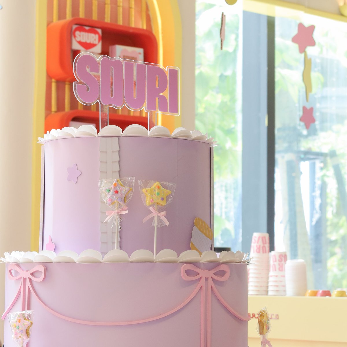 souri_bkk's tweet photo. 🎂 Birthday Fatcaron Creation เริ่มแล้ว!

เพราะทุกดวงดาวล้วนเปล่งประกายในแบบของตัวเอง 💫 มาสร้าง Birthday Fatcaron ในสไตล์ของคุณ กับ Workshop ที่จะให้คุณออกแบบแฟตการองชิ้นเดียวในโลก พร้อมตกแต่งด้วยท็อปปิ้งรูปดาวและรายละเอียดน่ารัก ๆ ในธีม Stay Like A Star 🌟

มาสร้างความทรงจำที่เปล่งประกายไปด้วยกันน้า 💖

สนใจเข้าร่วม Workshop สามารถลงทะเบียนล่วงหน้าทาง LINE Official

https://t.co/dpuoDeSLON

📍SOURI Emsphere ชั้น G

#SOURI #SOURIBKK #SOURI6thBirthday #StayLikeAStar