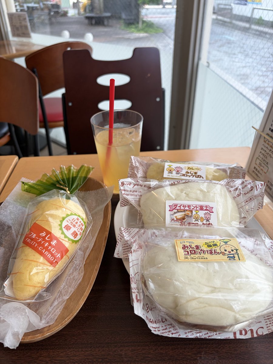 Tsubasa____'s tweet photo. 【三島名物のコロッケがぱん..パンで！！！】

『カフェベーカリーグルッペ 本町店』
三島

土曜(出張)の仕事終わり〜
今日の帰路は上！？の許可を頂いて
一路三島へ！

そんな
三島はプライベートでも何度となく訪れてて友人も住んでる所！！

過日
友人に教えて頂いてた一軒がこのお店！！！ https://t.co/QPjakglft3