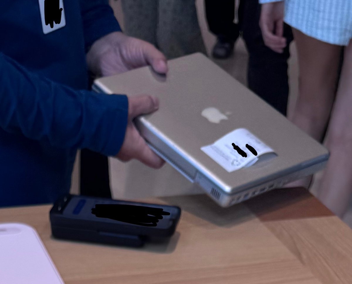 SilverEzhik's tweet photo. 今apple storeでだれかが12インチpowerbookをリサイクルした

まじで買いたかったあああぁぁ😭😭😭 https://t.co/jUAnCPaUqR