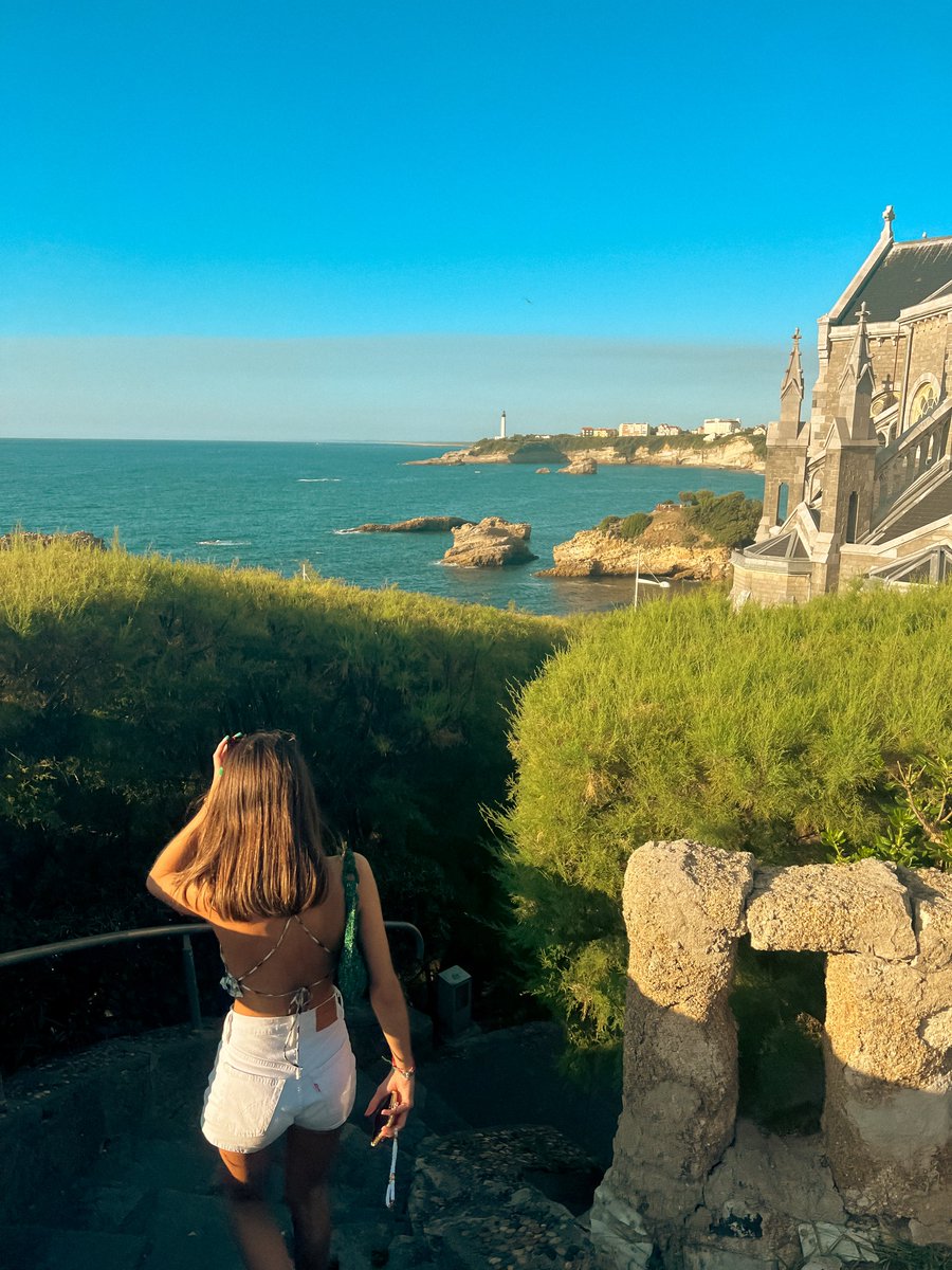 powl_d's tweet photo. Hot take : l’été dans le Sud-Ouest foudroie l’été sur la Côte d’Azur https://t.co/ECcbZpaW9m