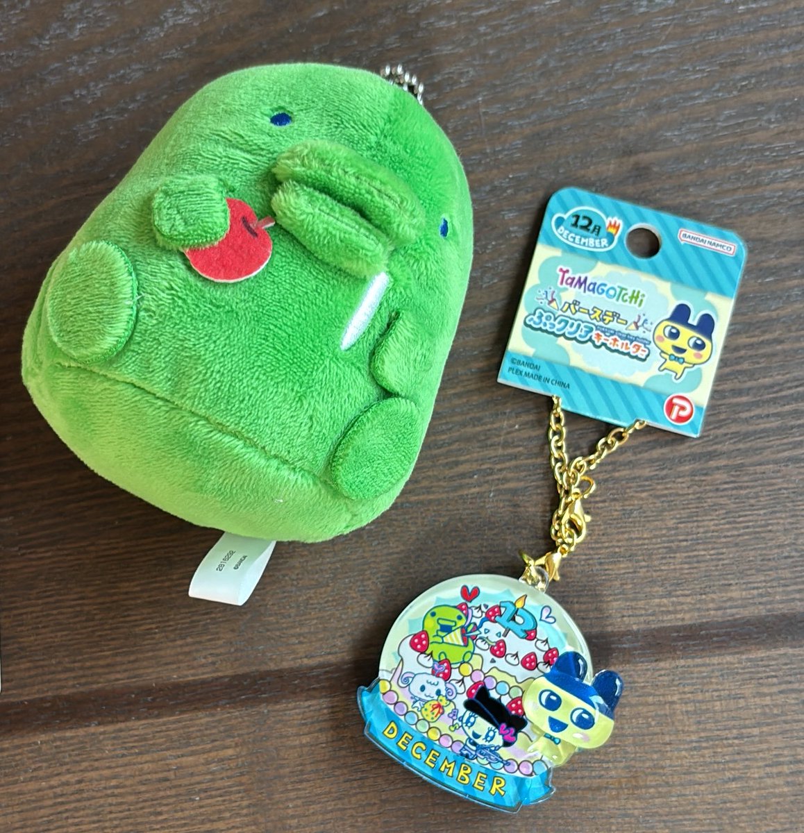 tooooomooooom's tweet photo. 届いた！ゆっくり開封する！
カードは10パック買ってこんな感じ！
ゲーセンアイテムも無事ゲット♡ https://t.co/9a3gbGENKn