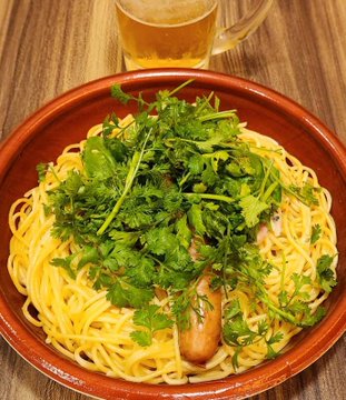 J97800952's tweet photo. パスタが半額に❕
畑で採れたパクチーを乗せるとこんな感じ。 https://t.co/hKL1SQtbfT