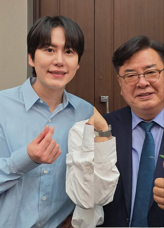 gyugyu8889's tweet photo. 아버지 회장 취임식가서 열심히 사진찍고온 규혀니 https://t.co/ZqmuyoUwGb
