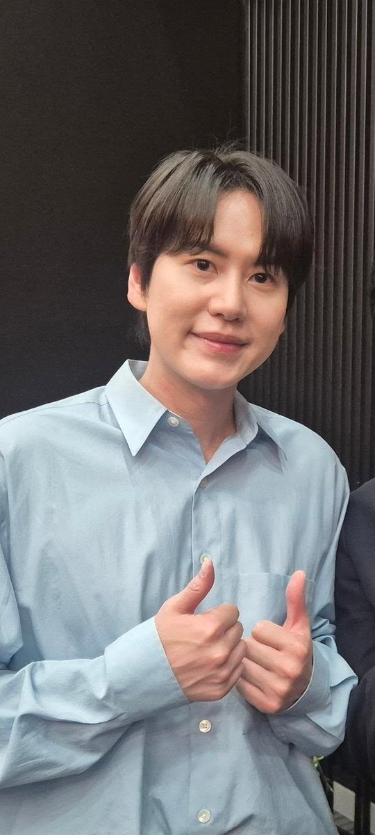 gyugyu8889's tweet photo. 아버지 회장 취임식가서 열심히 사진찍고온 규혀니 https://t.co/ZqmuyoUwGb