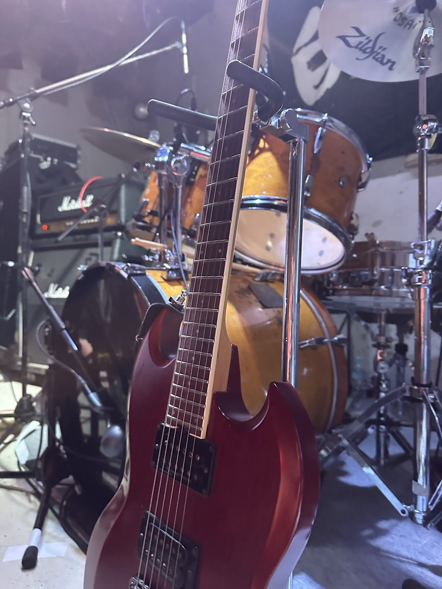 satopan017's tweet photo. shiro fesでのミーマイナーのライブは超満員!会場は熱気に包まれていました♪
最前列で迫力あるパフォーマンスを存分に楽しめました。
そして最後は美咲さんの弾き語り。路上ライブからスタートし、今へと続く軌跡を振り返るようなステージで、とても感慨深かったです♪
#ミーマイナー
#shirofes https://t.co/1XiYVJKjNg