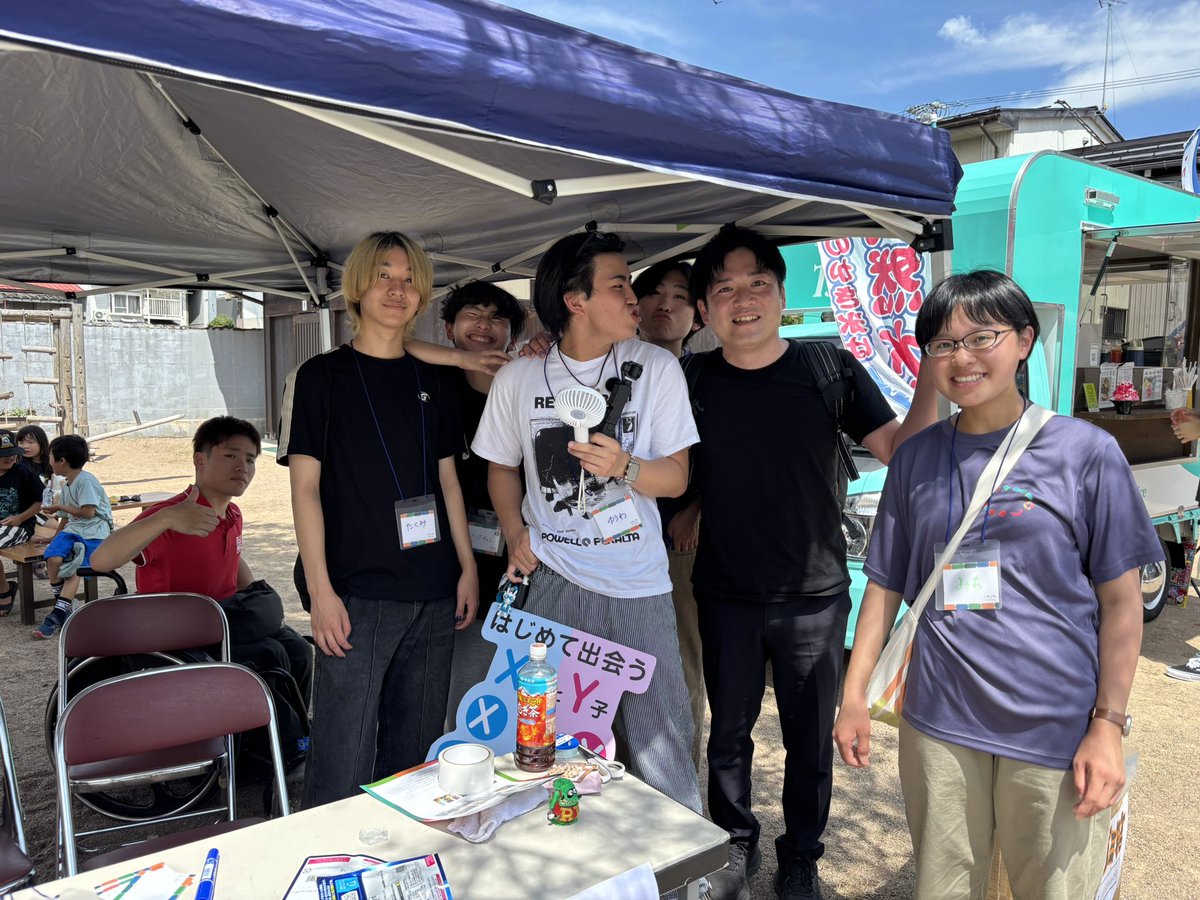 ecotoshi's tweet photo. CoIU生が一から企画し、地域の皆さんと一緒につくり上げた「こねこねマルシェ」へ。

会場は大にぎわいで、多くの出展者さんが売り切れ続出！地域の方々の笑顔と活気にあふれていました。

何より印象的だったのは、学生たちがそれぞれの役割を果たしながら、来場者や出展者の皆さんと自然にコミュニケーションを取り、イベントを支えていたこと。

「地域と共につくる」を実践するCoIUらしい、とても素敵な一日でした。学生の皆さん、本当にお疲れさまでした！
