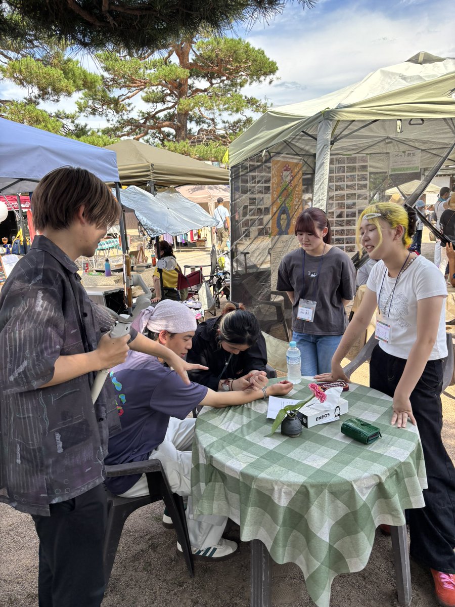 ecotoshi's tweet photo. CoIU生が一から企画し、地域の皆さんと一緒につくり上げた「こねこねマルシェ」へ。

会場は大にぎわいで、多くの出展者さんが売り切れ続出！地域の方々の笑顔と活気にあふれていました。

何より印象的だったのは、学生たちがそれぞれの役割を果たしながら、来場者や出展者の皆さんと自然にコミュニケーションを取り、イベントを支えていたこと。

「地域と共につくる」を実践するCoIUらしい、とても素敵な一日でした。学生の皆さん、本当にお疲れさまでした！