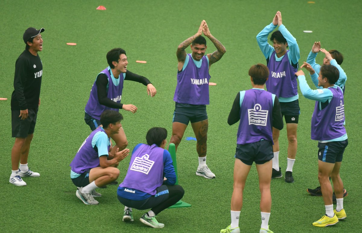 shizusports's tweet photo. #沖縄県糸満市 でキャンプ中の #ジュビロ磐田 は、#台風９号 が接近した影響でピッチでの練習を見合わせました。室内練習場では #藤本主税 コーチ主催の「第１回ジュビロ磐田みんなで仲良くなろう大会」を実施。レクリエーション的なメニューで盛り上がりました。 https://t.co/2JEqEYTk6S