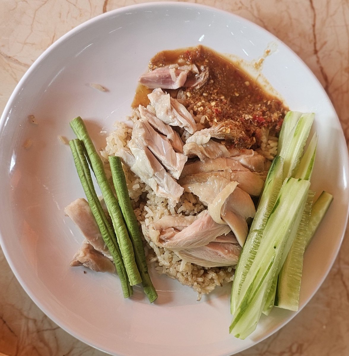 tootuo7O2's tweet photo. ข้าวขาหมู กับ ข้าวมันไก่ ให้ทาย จานไหน? ของเรา 😋 https://t.co/Etvxjixa5B