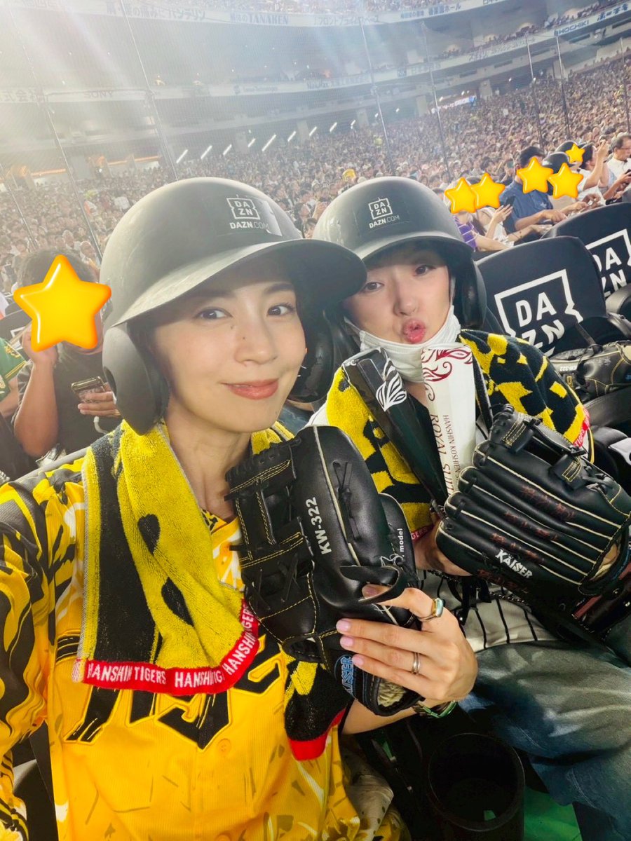 cirol777's tweet photo. 遅くなりました
初阪神戦という安田美沙子ちゃんにグッズを渡して、10-2で勝った讀賣さんとの最高試合を現地観戦。
暫く観て「推しが出来た」というから誰かと聞いたら、藤本コーチユニを着て田中秀太コーチを撮る、双眼鏡で見る、美沙子。
阪神ファン1人増やしました🐯
#阪神 #タイガース #hanshin https://t.co/nEXqfhkDuK
