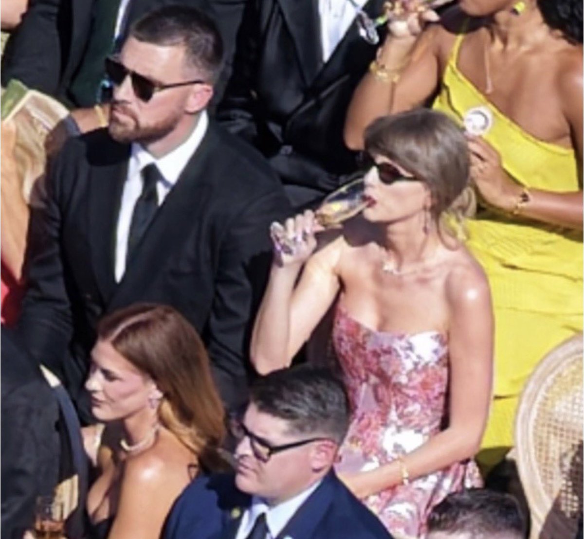 taylorswiftes_'s tweet photo. 📷 | Taylor Swift y Travis Kelce han interrumpido su luna de miel para asistir a la boda de unos amigos en LA. https://t.co/LOyrYqA8qR