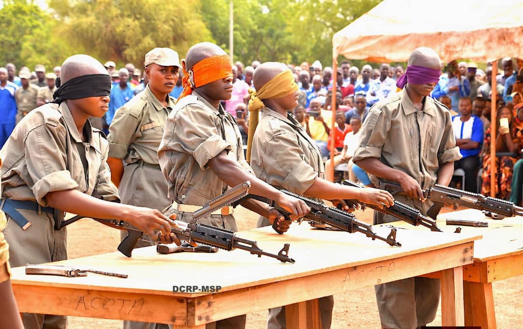 sigbf's tweet photo. Service National Patriotique : le Ministre Mathias TRAORE célèbre  une nouvelle génération  de serviteurs  du peuple

Le Camarade Ministre des Serviteurs du Peuple, Mathias TRAORE, a présidé, ce vendredi 10 juillet 2026 à Loumbila, la cérémonie de sortie de la première cohorte des appelés salariés de la 84e promotion du Service National Patriotique. Cette promotion est composée de 643 appelés, issus de huit établissements professionnels et instituts de formation de l'Etat. Ils ont  suivi trois mois de formation civique et militaire, du 19 avril au 10 juillet 2026.

Par sa présence à cette cérémonie, le Ministre des Serviteurs du Peuple a une nouvelle fois réaffirmé l'importance que le Gouvernement accorde à la formation des agents publics, appelés à servir l'Etat avec discipline, intégrité, patriotisme et sens du devoir. Pour la troisième fois consécutive, il a accepté de présider cette sortie de promotion, témoignant ainsi de son engagement constant en faveur du renforcement des valeurs qui fondent une administration publique performante au service des citoyens.

Dans son allocution, le Camarade Directeur général de l'Agence Faso Boolé, le Colonel Haïdara Moctar TABORE, a rappelé que le Service National Patriotique est un puissant levier de consolidation de l'administration publique et de la défense nationale. « Le Service National Patriotique constitue non seulement un instrument de défense nationale, mais également un puissant levier de renforcement de l'administration publique et d'amélioration de la gouvernance », a-t-il déclaré.

S'adressant aux nouveaux appelés salariés, il les a exhortés à demeurer des références dans leurs administrations respectives : « Vous êtes désormais les ambassadeurs de la discipline, du civisme et du patriotisme dans vos administrations respectives », avant d'ajouter : « Vous pouvez être démobilisés des rangs de la formation, mais jamais démobilisés au service de la patrie. »

Le Directeur général a également salué la disponibilité du Ministre Mathias TRAORE. « Votre présence, pour la troisième fois à cette cérémonie de fin de formation des appelés salariés du Service National Patriotique, constitue un témoignage éloquent de l'intérêt constant que vous accordez à la formation des serviteurs du peuple, profondément dévoués à la défense des intérêts supérieurs de la Nation », a-t-il souligné.

Au nom de la 84e promotion, le délégué des appelés salariés a exprimé la reconnaissance de l'ensemble des stagiaires envers les plus hautes autorités du pays et envers l'Agence Faso Boolé pour cette formation. « Nous repartons aujourd'hui unis par les mêmes valeurs et la même ambition : servir dignement notre patrie », a-t-il affirmé. Citant des figures historiques telles que Patrice Lumumba et Kwame N’krumah, le délégué a réaffirmé l'engagement solennel de ses camarades à servir le pays avec honneur, discipline et responsabilité.

Pour lui, c'est un véritable « bataillon de citoyens » transformé qui s'apprête à rejoindre la vie active. Il a assuré que les connaissances acquises guideront désormais leur engagement professionnel : « Nous quittons ce centre non pas comme de simples stagiaires, mais comme un véritable bataillon de citoyens porteurs de valeurs qui constituent les fondements du développement, de la paix et de la résilience de notre nation », avant de renouveler leur engagement à « servir notre pays avec honneur, discipline, responsabilité et patriotisme ».

Le Ministre Mathias TRAORE a félicité les formateurs pour la qualité de l'encadrement assuré tout au long de ces trois mois. Il a invité les nouveaux appelés salariés à faire vivre, au quotidien, les enseignements reçus en incarnant les valeurs de discipline, d'intégrité, de patriotisme et de responsabilité dans leurs différents services.

... 
#Com_Gouv_BF