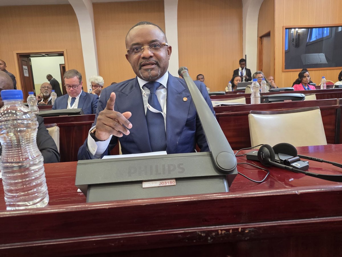 wembi_steve's tweet photo. #RDC : ‼️🛑🚨Ce que le sénateur @SalomonKalonda a dit lors du forum parlementaire sur le renseignement et Sécurité tenu à Addis-Abeba. 👇👇👇

L'Afrique vit aujourd'hui deux formes de coups d'État.
1️⃣Le premier est militaire. Brutal. Visible. Un militaire renverse un président. Le monde condamne. L'Union africaine suspend. Les sanctions tombent. C'est un coup d'État que tout le monde reconnaît.
2️⃣Le second est constitutionnel. Il est plus sophistiqué. Plus sournois, précisément parce qu'il est plus difficile à dénoncer. Un président convoque une assemblée constituante. Il organise un référendum taillé sur mesure. Il nomme les juges qui valideront sa démarche. Et il se maintient au pouvoir, enveloppé dans le costume de la légalité.

🛑‼️Deux formes de coups d'État. Deux visages du même mal : la confiscation du pouvoir souverain du peuple.

La seule différence ? Le coup d'État militaire fait l'objet de sanctions. Le coup d'État constitutionnel bénéficie trop souvent d'une évidente complaisance.

Il n'y a pas de mauvais coups d'État d'un côté, de bons coups d'État de l'autre.
Tant que cette asymétrie perdurera, la démocratie africaine restera en danger.