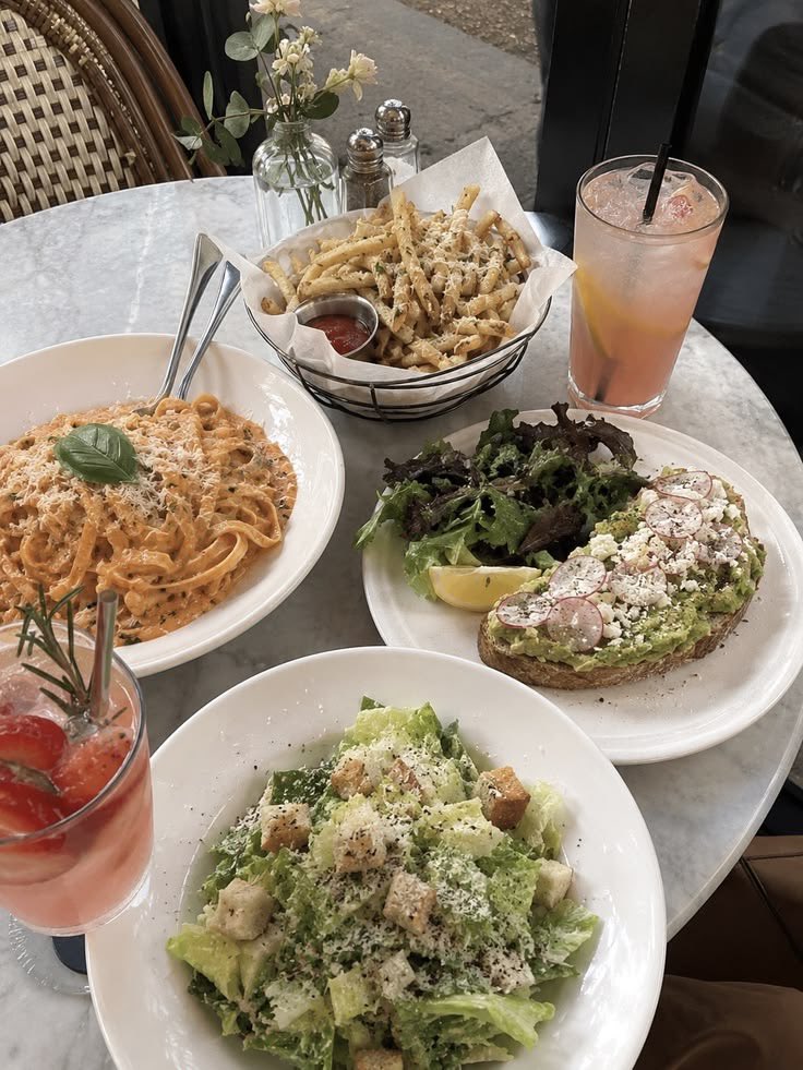 indemarz's tweet photo. Belum pernah nyapa, siang admin gua bawain lunch buat ci i o @DUNIACEO @subPENYAMARAN https://t.co/ZBFOwShIyl