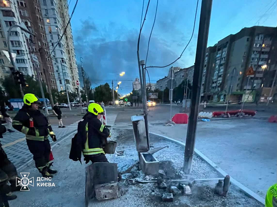 ZelenskyyUa's tweet photo. Одинадцять людей поранено у Києві під час нічної російської атаки, серед них дитина. Ще до оголошення повітряної тривоги були влучання по цивільній інфраструктурі. На місцях працюють оперативні служби: житлові будинки, офіси, богословська семінарія були пошкоджені у столиці. Триває ліквідація наслідків обстрілу і в Одеській, Сумській, Харківській та Чернігівській областях.

Росія застосувала протягом цієї ночі понад 120 дронів та 12 ракет, з них половина – балістичні. Більшість цілей нашим захисникам вдалося збити, але не балістику. 

Очікуємо від партнерів виконання обіцянок щодо пакетів підтримки для захисту наших людей, про які було домовлено під час засідання НАТО. Треба рухатися максимально швидко по домовленостях щодо ліцензій на «петріоти» та спільного європейського проєкту антибалістики. Зараз завдання номер один для всіх наших інституцій – забезпечити це.