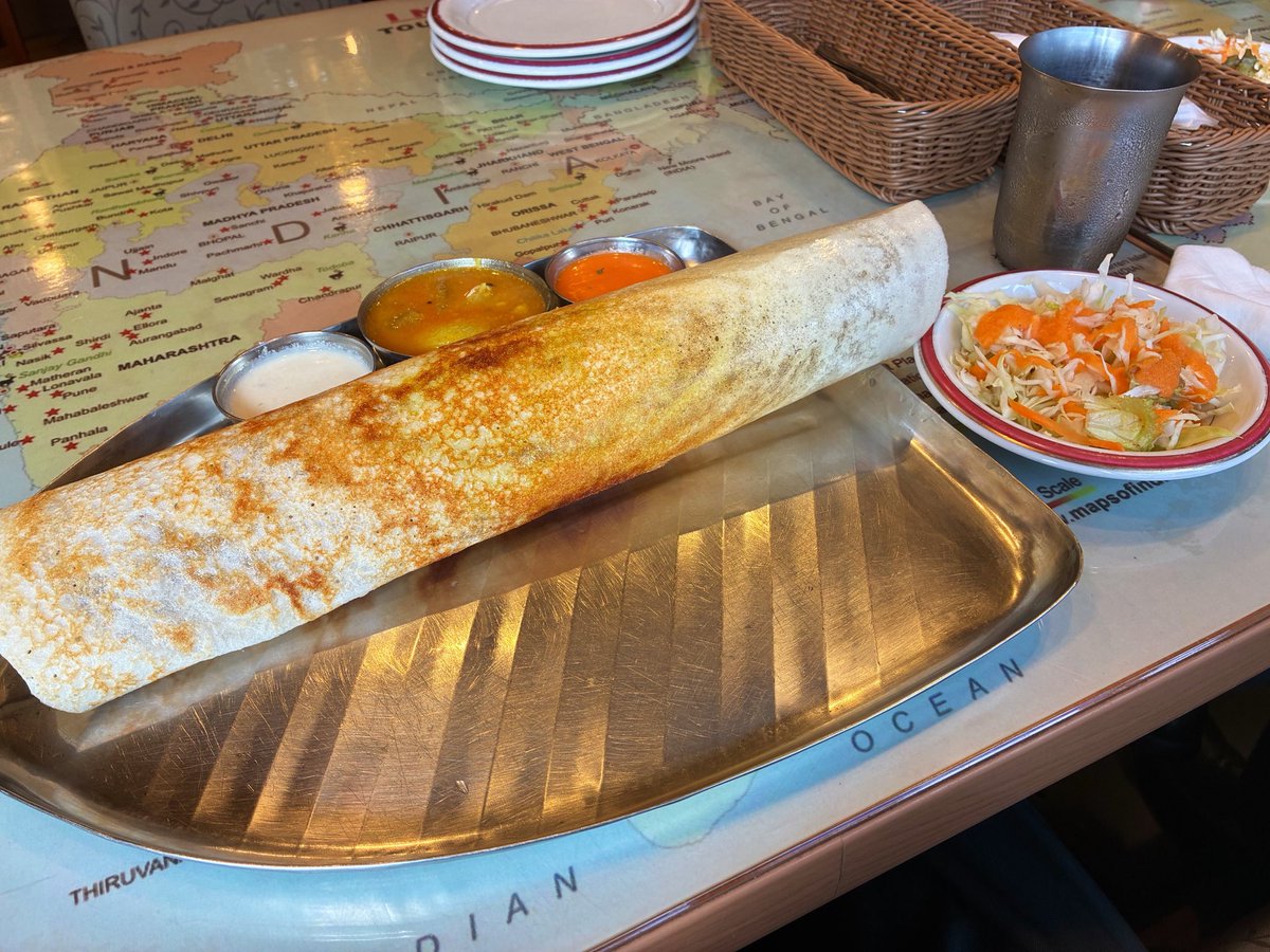 snow_e421's tweet photo. これは教えてもらった南インド料理のドーサ。初体験でとても美味しかった。 https://t.co/oljb8WxI4N