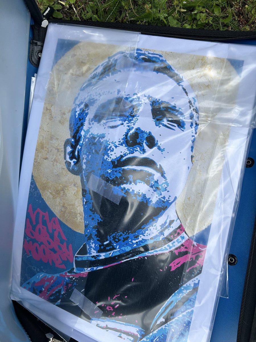 cockneyboy1972's tweet photo. Viva Bobby Moore original paintings and limited edition x 30 prints now available. DM me if interested #westham #bobbymoore #art #england #hammers #westhamunited #irons https://t.co/h9wHHxc7qN