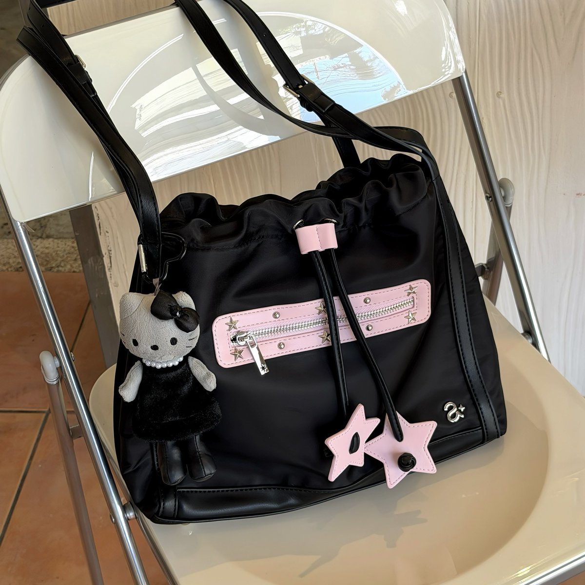 yoxrgravity's tweet photo. เล็งมานาน twinkle bag ของจริงน่ารักมากก ;-; 💘 คอนเฟิมเลย แบรนด์นี้คู่สี black &amp; pink no.1 เป็นผ้า nylon กันน้ำคับ ใส่ ipad 11” ได้นะ มีฐานรอง crossbody ได้ ฟีลไลค์พสญปมาก ˗ˏˋ ★ ˎˊ˗ https://t.co/D92UqMwIZF