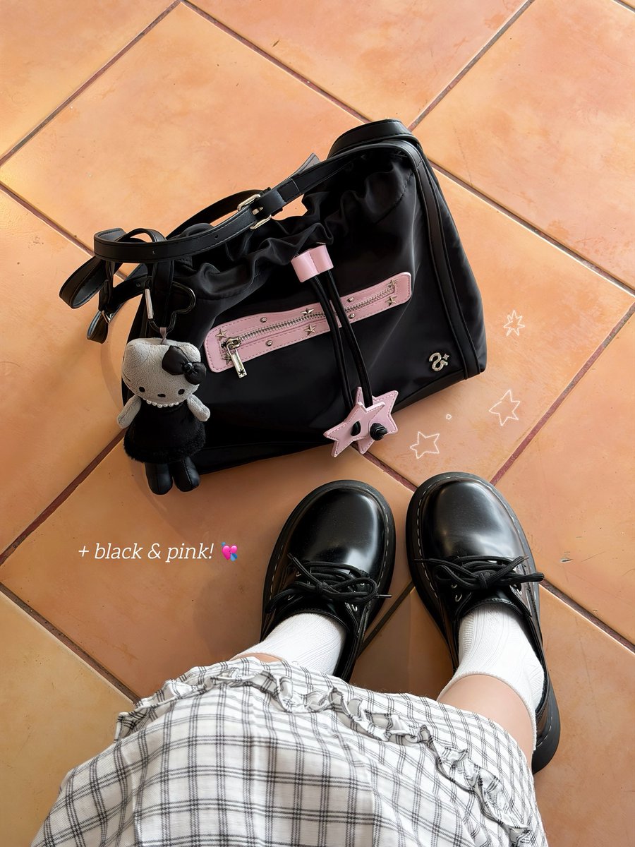 yoxrgravity's tweet photo. เล็งมานาน twinkle bag ของจริงน่ารักมากก ;-; 💘 คอนเฟิมเลย แบรนด์นี้คู่สี black &amp; pink no.1 เป็นผ้า nylon กันน้ำคับ ใส่ ipad 11” ได้นะ มีฐานรอง crossbody ได้ ฟีลไลค์พสญปมาก ˗ˏˋ ★ ˎˊ˗ https://t.co/D92UqMwIZF