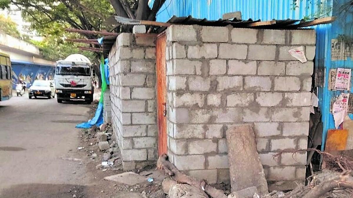 DeccanHerald's tweet photo. 'Clear footpath encroachments in two days': Mysuru City Corporation Commissioner https://t.co/B9ShaXuhIE https://t.co/hpB9w4XhnL