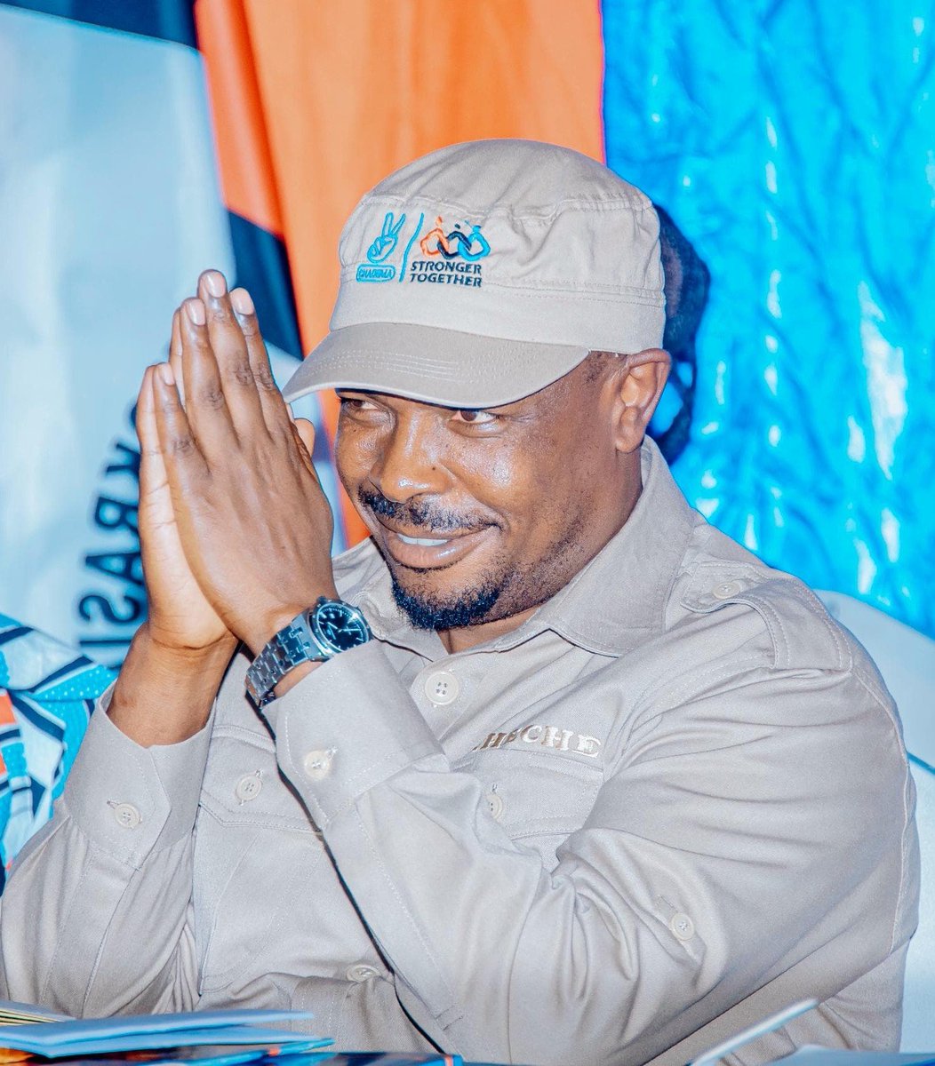 Twaha_Mwaipaya's tweet photo. SAUTI ZA MAGAIDI ZIMEMFIKIA JOHN HECHE.

Baada ya maombi ya magaidi wa haki kutaka  Mh. John Heche  atoe namba ili waweze kumuokotesha maokoto, nimepata wasaa wa kuzungumza na Mh. Heche nimemueleza kuwa kuna comment zaidi ya elfu 5 wanataka utoe namba wakumwagie mapesa ya kigaidi.

Jambo la kheri ni kwamba HECHE ameona asitoe namba tu ila kutokana na umuhimu wenu kwenye mchango wa kupigania haki amesema anakuja na neno kwenu kwahiyo kaeni rada maelekezo yenu yamefanyiwa KAZI.

Huu ni mzuka wa kigaidi hatuwezi kusimangwa tukavumilia sasa tunaenda kuteka mifuko yote  ya Tone Tone, nchi nzima itasimama kwa muda magaidi watafanya Doria kwenye mifuko yao.