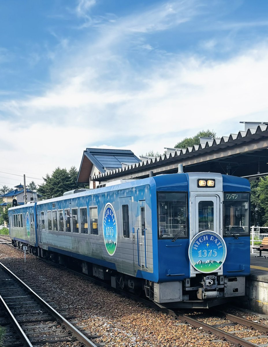 gomaneko2's tweet photo. 本日の目的地は、こちらです
日本の鉄道路線で最も標高の高い駅の野辺山駅、そこを通る小海線です
ヤツレンで八ヶ岳を背景にヨーグルトソフトクリームも食べました https://t.co/ezKF047Wbg