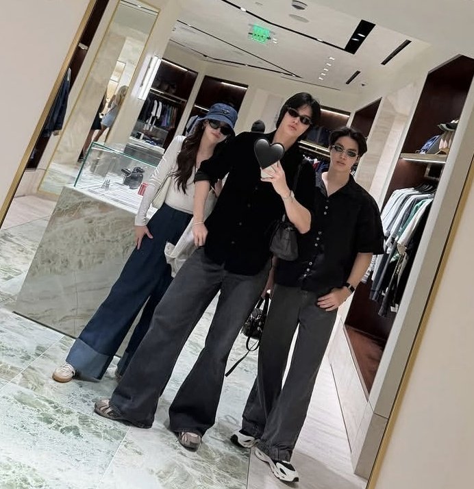 matcharoong's tweet photo. Nonton yg VIP trs yg match quarter final dikali 8 orang lagi. Terus jg ke LAnya naik ANA business class, jajannya di erewhon, shopping2 yg keliatan ke tiffany and co, acne studios, belum ditambah yg ga keliatan, tempat makannya. Terus nginepnya udah pasti hotel bintang 5 ditambah nyewa lamborghini 😭😭 abis berapa yak family trip opas kali ini 😭🫠