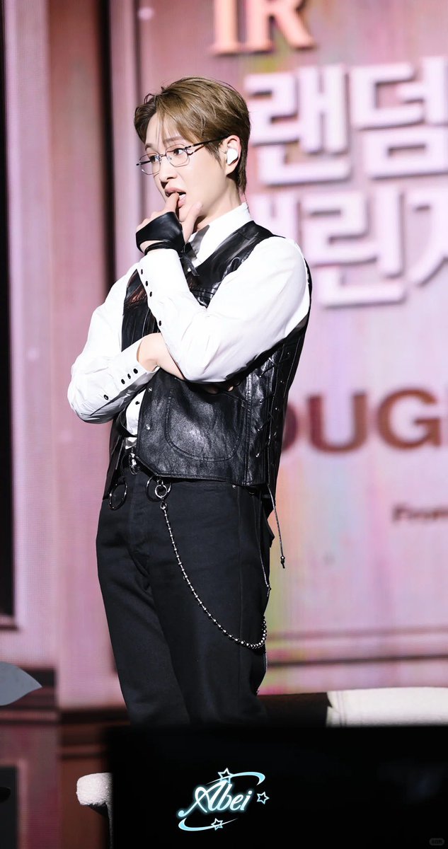 abei14_14's tweet photo. 260411 ONEW TOUGH LOVE FANMEETING IN SEOUL 
cute little girl💋1️⃣
 
#온유 #ONEW #オンユ #オニュ #이진기 #진기 #ONEW_TOUGH_LOVE #TOUGH_LOVE #ONEW_TOUGH_LOVE_FANMEETING https://t.co/OfQxoHhIIr