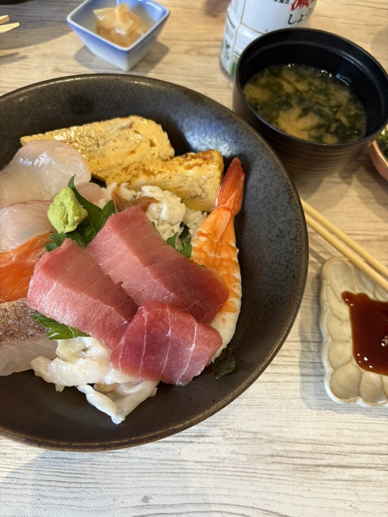 williamsfw15's tweet photo. ランチに間に合わず16時までぶらついて入ったらまぐろ丼のメニュー無しで海鮮丼に！美味しかったから満足です笑
#北千住まぐろ大谷
#北千住はしご酒 https://t.co/Sx2vwhxCiN