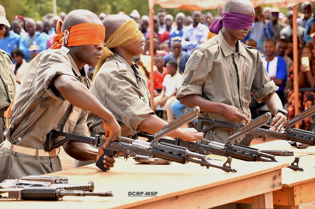 sigbf's tweet photo. Service National Patriotique : le Ministre Mathias TRAORE célèbre  une nouvelle génération  de serviteurs  du peuple

Le Camarade Ministre des Serviteurs du Peuple, Mathias TRAORE, a présidé, ce vendredi 10 juillet 2026 à Loumbila, la cérémonie de sortie de la première cohorte des appelés salariés de la 84e promotion du Service National Patriotique. Cette promotion est composée de 643 appelés, issus de huit établissements professionnels et instituts de formation de l'Etat. Ils ont  suivi trois mois de formation civique et militaire, du 19 avril au 10 juillet 2026.

Par sa présence à cette cérémonie, le Ministre des Serviteurs du Peuple a une nouvelle fois réaffirmé l'importance que le Gouvernement accorde à la formation des agents publics, appelés à servir l'Etat avec discipline, intégrité, patriotisme et sens du devoir. Pour la troisième fois consécutive, il a accepté de présider cette sortie de promotion, témoignant ainsi de son engagement constant en faveur du renforcement des valeurs qui fondent une administration publique performante au service des citoyens.

Dans son allocution, le Camarade Directeur général de l'Agence Faso Boolé, le Colonel Haïdara Moctar TABORE, a rappelé que le Service National Patriotique est un puissant levier de consolidation de l'administration publique et de la défense nationale. « Le Service National Patriotique constitue non seulement un instrument de défense nationale, mais également un puissant levier de renforcement de l'administration publique et d'amélioration de la gouvernance », a-t-il déclaré.

S'adressant aux nouveaux appelés salariés, il les a exhortés à demeurer des références dans leurs administrations respectives : « Vous êtes désormais les ambassadeurs de la discipline, du civisme et du patriotisme dans vos administrations respectives », avant d'ajouter : « Vous pouvez être démobilisés des rangs de la formation, mais jamais démobilisés au service de la patrie. »

Le Directeur général a également salué la disponibilité du Ministre Mathias TRAORE. « Votre présence, pour la troisième fois à cette cérémonie de fin de formation des appelés salariés du Service National Patriotique, constitue un témoignage éloquent de l'intérêt constant que vous accordez à la formation des serviteurs du peuple, profondément dévoués à la défense des intérêts supérieurs de la Nation », a-t-il souligné.

Au nom de la 84e promotion, le délégué des appelés salariés a exprimé la reconnaissance de l'ensemble des stagiaires envers les plus hautes autorités du pays et envers l'Agence Faso Boolé pour cette formation. « Nous repartons aujourd'hui unis par les mêmes valeurs et la même ambition : servir dignement notre patrie », a-t-il affirmé. Citant des figures historiques telles que Patrice Lumumba et Kwame N’krumah, le délégué a réaffirmé l'engagement solennel de ses camarades à servir le pays avec honneur, discipline et responsabilité.

Pour lui, c'est un véritable « bataillon de citoyens » transformé qui s'apprête à rejoindre la vie active. Il a assuré que les connaissances acquises guideront désormais leur engagement professionnel : « Nous quittons ce centre non pas comme de simples stagiaires, mais comme un véritable bataillon de citoyens porteurs de valeurs qui constituent les fondements du développement, de la paix et de la résilience de notre nation », avant de renouveler leur engagement à « servir notre pays avec honneur, discipline, responsabilité et patriotisme ».

Le Ministre Mathias TRAORE a félicité les formateurs pour la qualité de l'encadrement assuré tout au long de ces trois mois. Il a invité les nouveaux appelés salariés à faire vivre, au quotidien, les enseignements reçus en incarnant les valeurs de discipline, d'intégrité, de patriotisme et de responsabilité dans leurs différents services.

... 
#Com_Gouv_BF