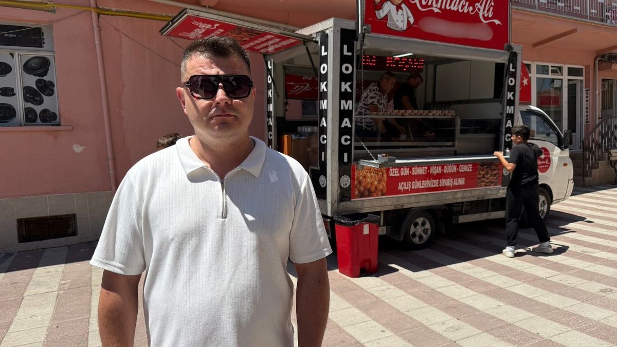 TurkgunGazetesi's tweet photo. 📍 #Eskişehir’de sıra dışı kutlama: Boşandığını cami çıkışında #lokma dağıtarak kutladı
https://t.co/SJM5SMgJoM https://t.co/WWHtYWcdPa