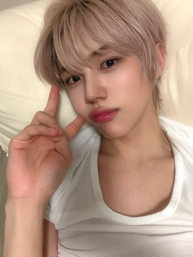 Y0UNWIDSS's tweet photo. ⠀⠀ 🍇 ׅ #EIDYCONNIE  ࣪𓏲ּ ֶָ. Buenos días por la mañana, con esta fotito de mi esposo que me manda. 🤤 Y yo en la camita como holgazan sip. https://t.co/0H9u2Hn4sc