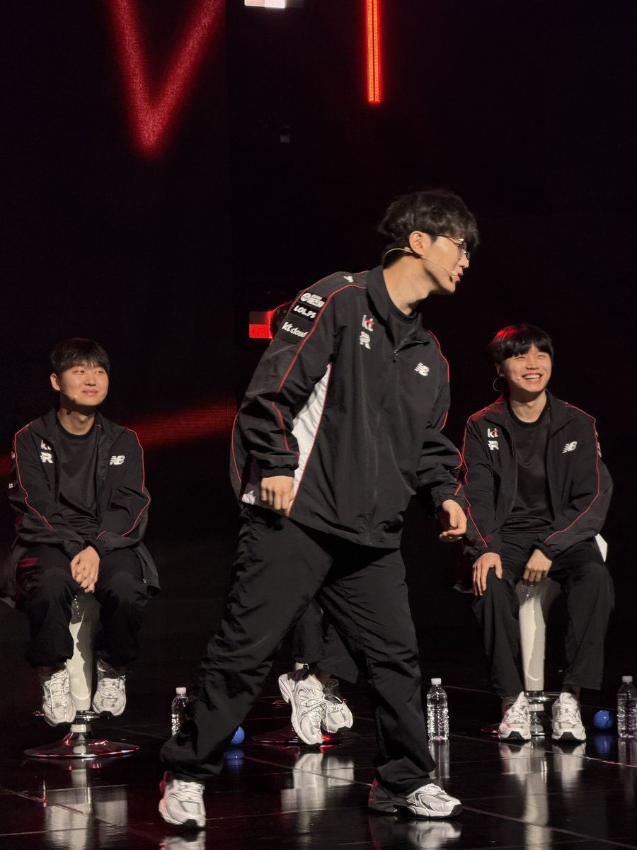 6002z's tweet photo. 진심  비디디님  이만큼 웃고있어서  안찍을수가없었음 https://t.co/3BEisluD8l