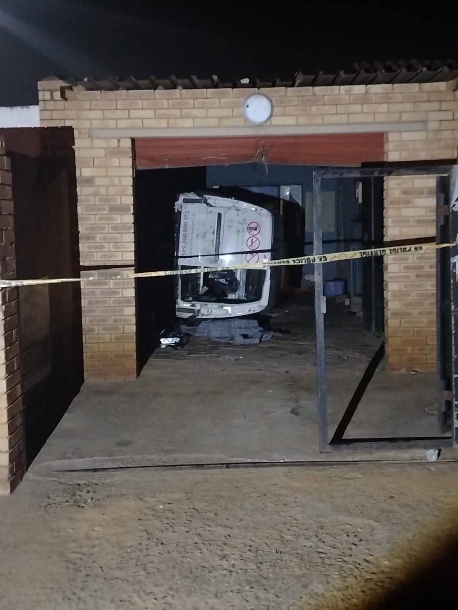 ZANewsFlash's tweet photo. NEWS: The JMPD has arrested two men at a house in Naledi in Soweto after they were found with buckets full of human lungs and hearts

The policd are now investigating where they got the human parts - KZN Tonight Podcast https://t.co/RkdSLkWfYl