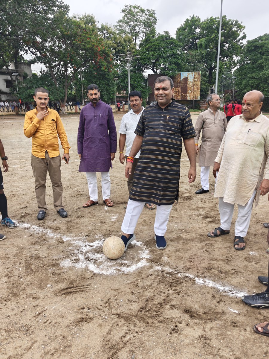 sureshsawgrd's tweet photo. अखिल भारतीय विद्यार्थी परिषद् के स्थापना दिवस के अवसर पर आज गिरिडीह झंडा मैदान में आयोजित भगवान बिरसा मुंडा राज्य स्तरीय फुटबॉल टूर्नामेंट के उद्घाटन समारोह में शामिल हुए। https://t.co/26cnj79Cjy
