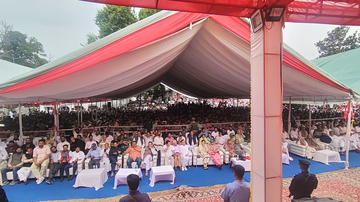JKNC_'s tweet photo. Party's Vice President and Hon'ble Chief Minister @OmarAbdullah addressing a massive gathering of party workers on the occasion of Madar-e-Meharban's death anniversary at Dargah Hazratbal.
https://t.co/0ICUQYn6B2