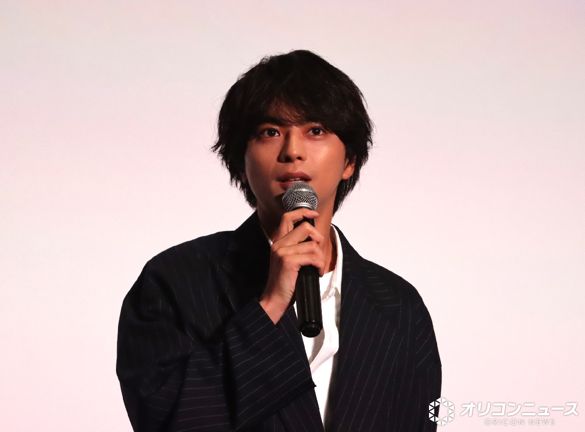 oricon's tweet photo. 🎆佐藤勝利、映画『君と花火と約束と』
特別試写会の舞台あいさつに登壇🎤

衣装はシックなジャケットスタイル🧥
「浴衣で来ないんかい！と思ってる方もいらっしゃるかもしれないですけど…」
https://t.co/o3ru5o48ox

#映画きみはな @kimi_hana_movie https://t.co/PSf1ruqhFC