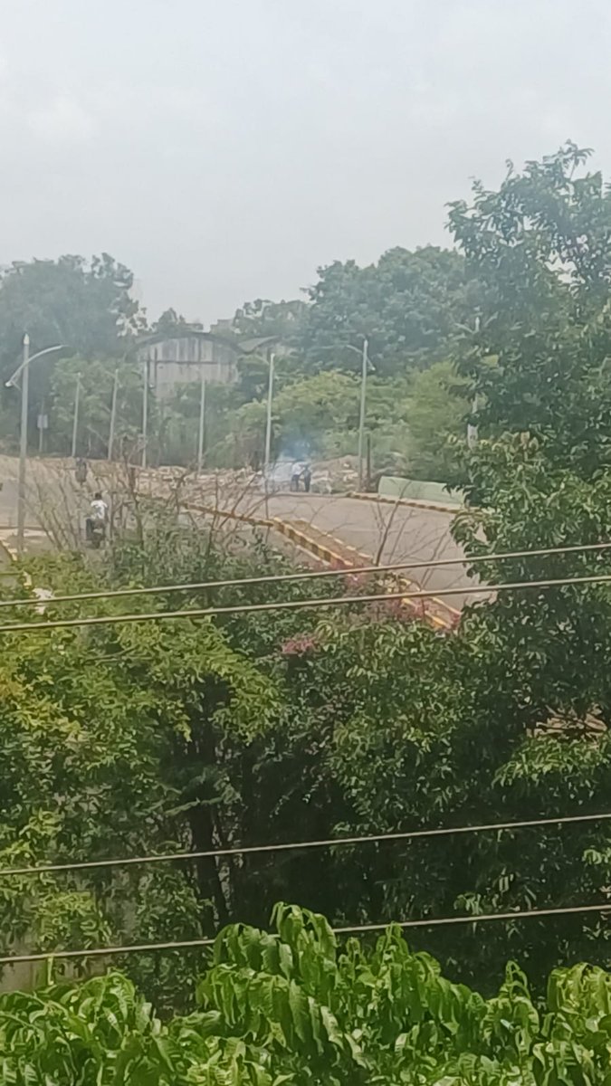 Manish_Vijay_S's tweet photo. @PMCPune @mpcb_official @CPCB_OFFICIAL @PMCMCO Unbearable foul smell from the Ramtekdi garbage processing units, Pune continues. The area near the new Magarpatta–Hadapsar I.E. bridge is also frequently used for garbage/industrial waste burning, filling the air with smoke. https://t.co/QXEl2V1QKp