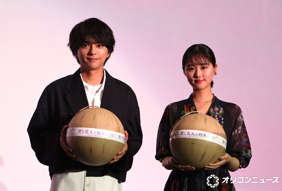 oricon's tweet photo. 🎆佐藤勝利、映画『君と花火と約束と』
特別試写会の舞台あいさつに登壇🎤

衣装はシックなジャケットスタイル🧥
「浴衣で来ないんかい！と思ってる方もいらっしゃるかもしれないですけど…」
https://t.co/o3ru5o48ox

#映画きみはな @kimi_hana_movie https://t.co/PSf1ruqhFC