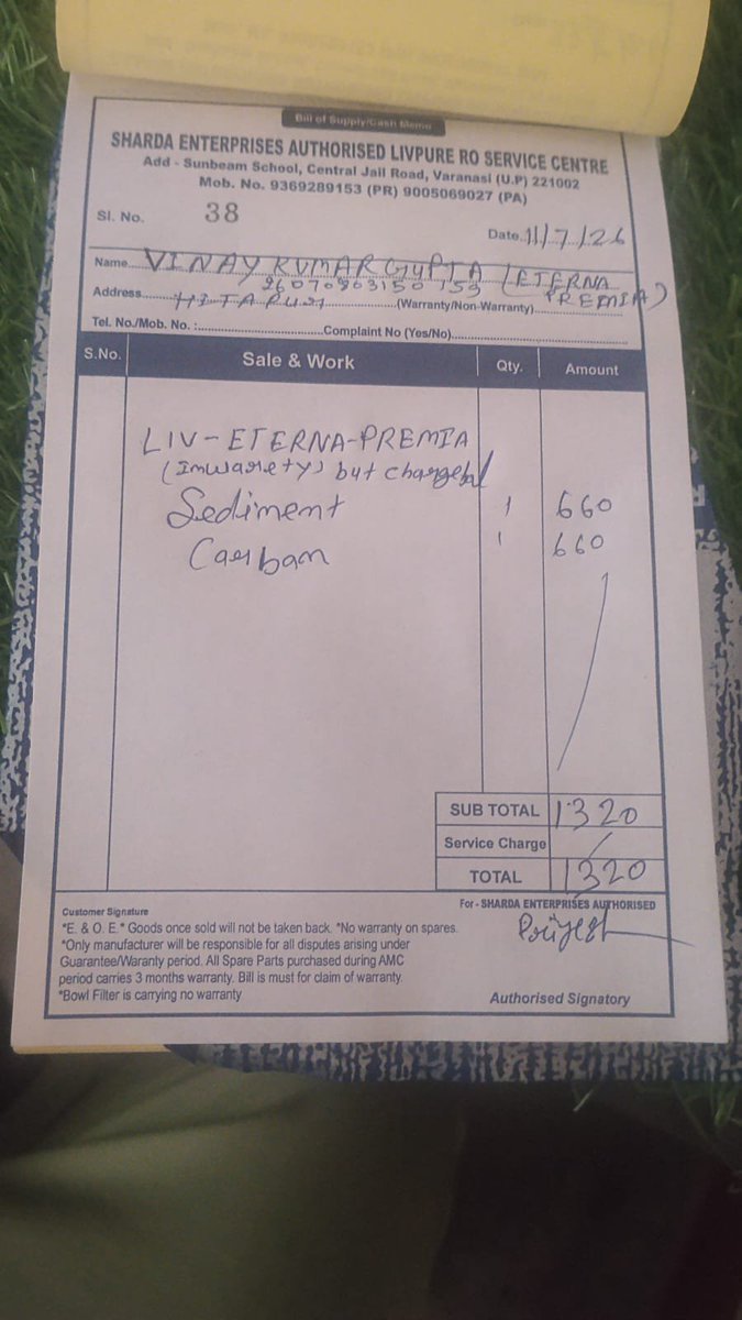 VinayGuptaVNS's tweet photo. Mera Livpure RO hai jiska warranty 2 year unconditional hai to phirr kis hisab se aap mere se charge kie?
Itna fraud karte ho Livpure RO sell karke???
2 years unconditional warranty ka kya matlab???
Invoice me proper mention hai.
@Livpure_India @LivpureSmart @BandBajaateRaho https://t.co/N7eseXIlKx