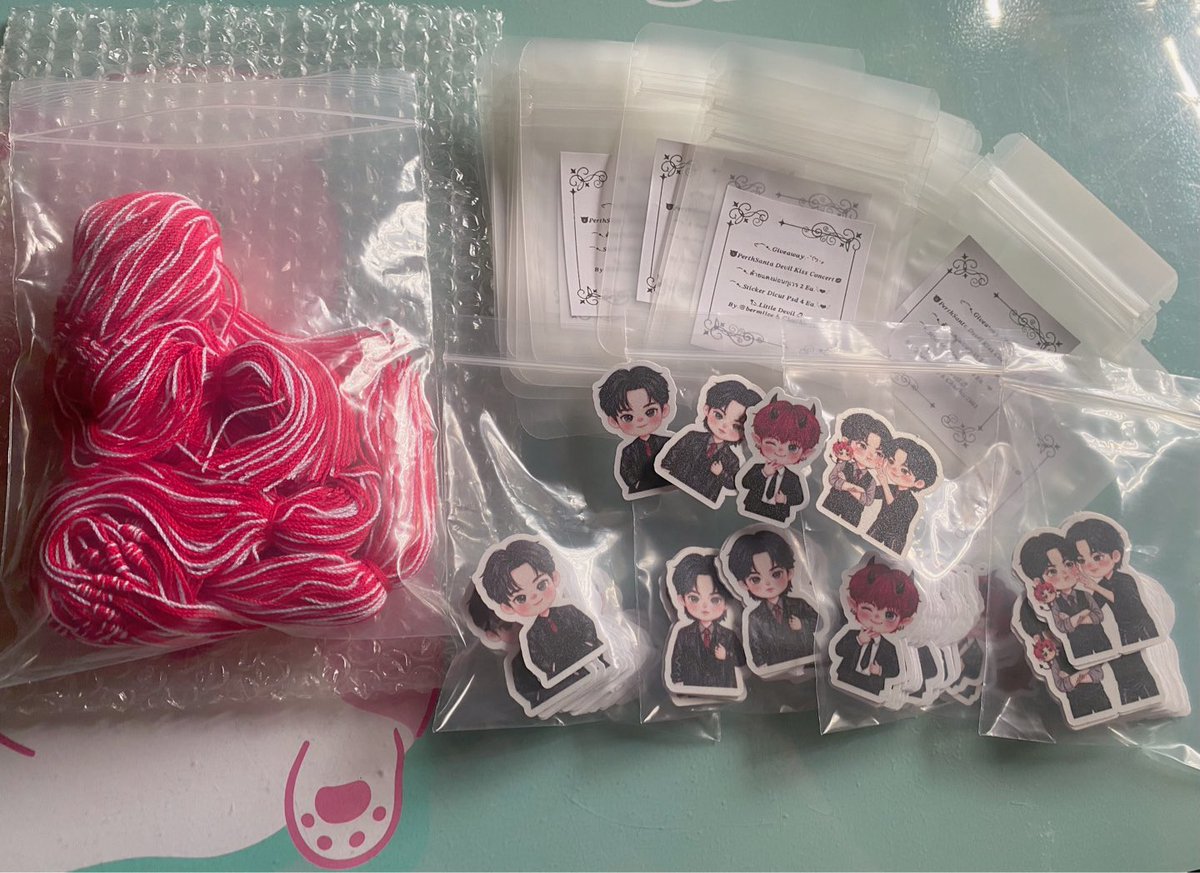 Chuchic2302's tweet photo. เตรียมแพ็คได้แล้ว เด็กๆเคลือบกลิตเตอร์แล้วน่ารักเพิ่มขึ้นมาก เจอกันวันที่19นะครับ ชุกับน้องเฟิร์น @bermiiee ตั้งใจทำกันมากๆ🖤🤍❤️ https://t.co/dGftkfcp4S