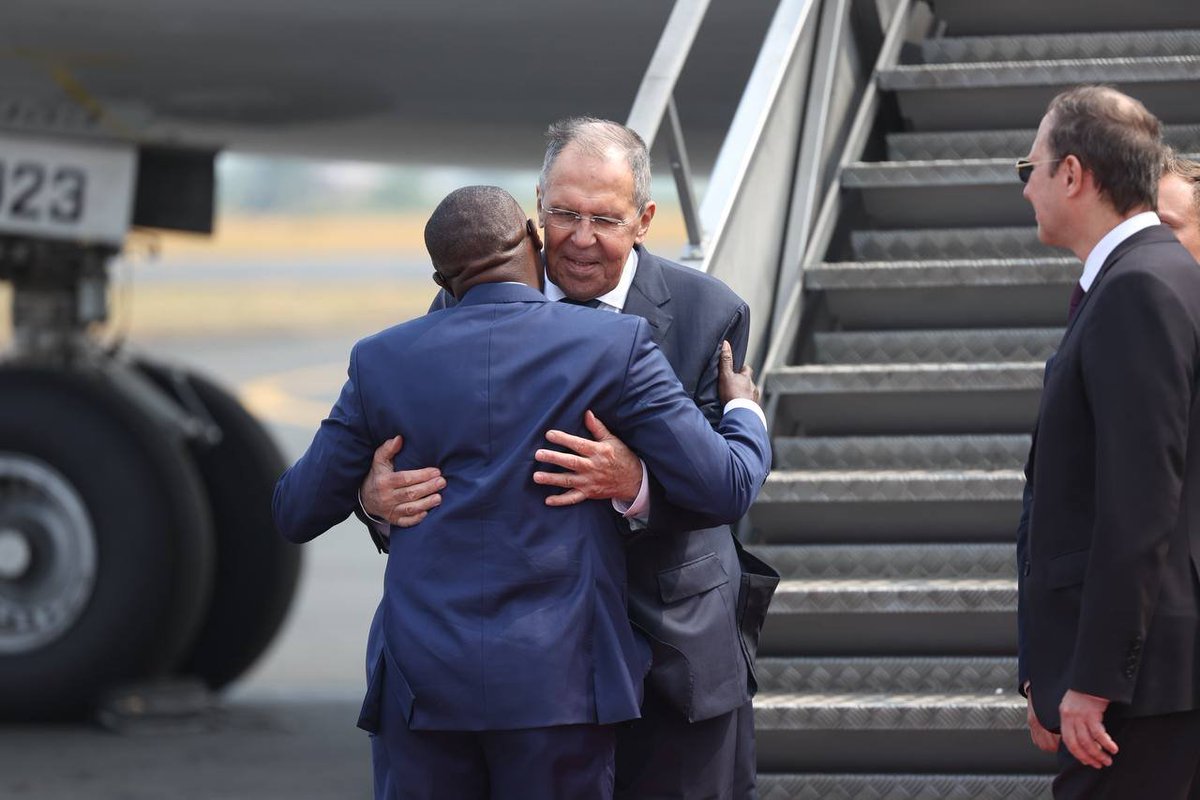 Ikiriho's tweet photo. 🇷🇺🇧🇮 Après la visite de Lavrov à Bujumbura : une diplomatie sous pression

La visite effectuée hier à Bujumbura par le ministre russe des Affaires étrangères, Sergey Lavrov, s'inscrit dans la préparation du prochain Sommet Russie–Afrique et confirme l'importance stratégique du Burundi, actuel président en exercice de l'Union africaine.

Mais cette offensive diplomatique intervient alors que Moscou fait face à une guerre qui pèse de plus en plus sur son territoire. Les frappes ukrainiennes ciblent désormais des infrastructures énergétiques en profondeur, perturbant l'approvisionnement en carburant. La Russie a même dû limiter certaines exportations afin de privilégier son marché intérieur, tandis que des files d'attente apparaissent dans plusieurs stations-service.

Dans ce contexte, renforcer les partenariats avec l'Afrique est devenu pour Moscou un enjeu diplomatique, économique et stratégique majeur.

#Burundi #Russie #Lavrov #Diplomatie #UnionAfricaine #RussieAfrique #Ukraine #Géopolitique #Afrique #Ikiriho