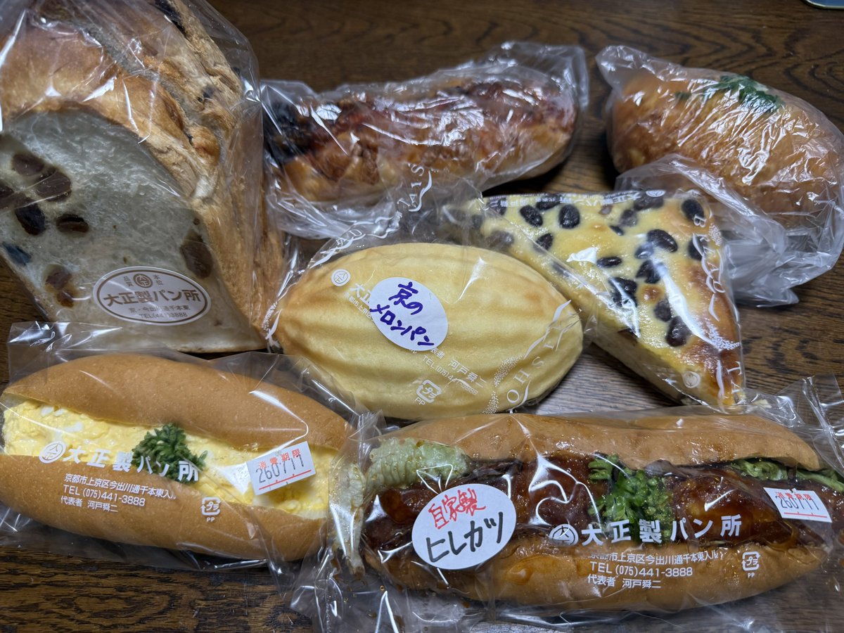 HALdesu1111's tweet photo. 大正製パン所（今出川千本東入る）

水無月パン、牛スジカレー、ヒレカツロール、タマゴロール、京のメロンパン他

美味しかった！！
水無月パンはしっとりしてマフィン的な感じ。
ヒレカツは柔らかった！
京のメロンパンは白あん
コッペパン好きだわ〜
種類豊富で迷う。次は焼きそばパン食べたい！ https://t.co/Wh5DF98I2p