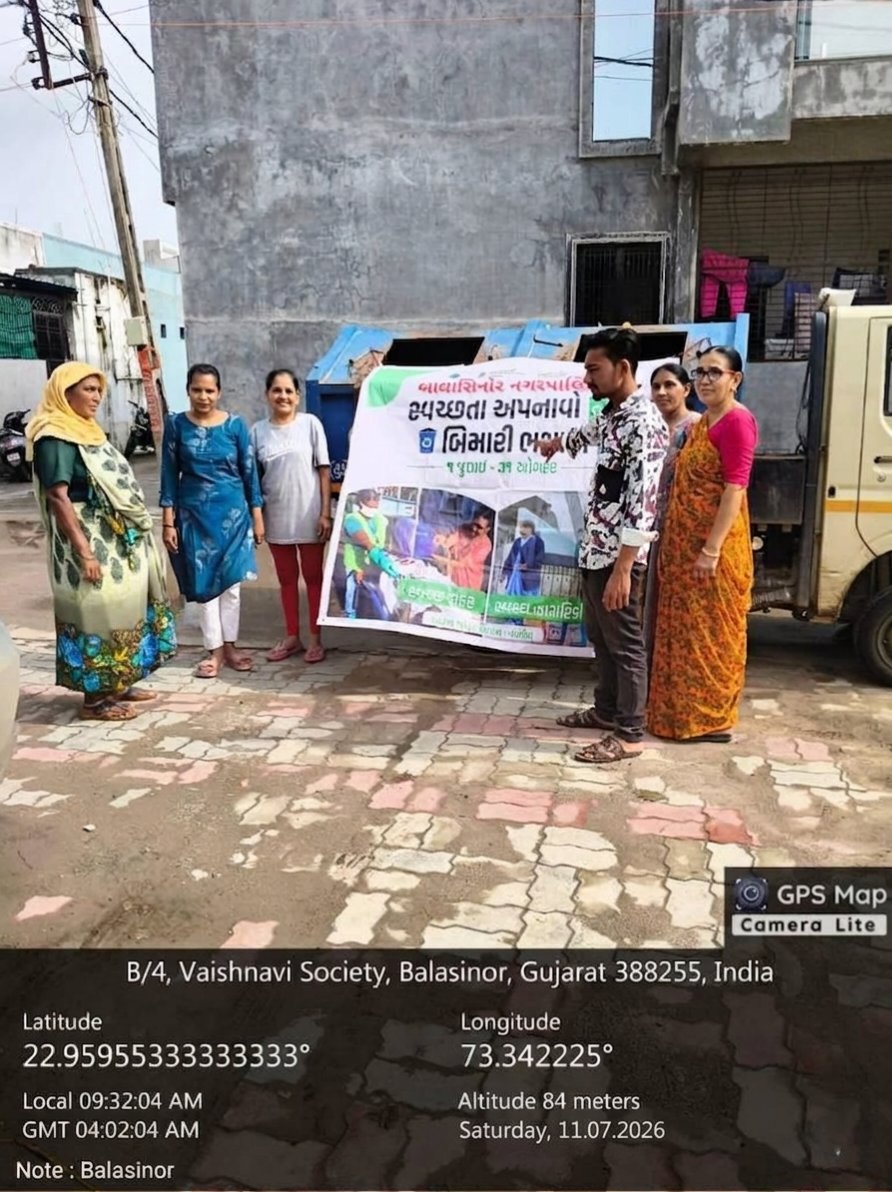 BalasinorNP's tweet photo. "સફાઈ અપનાવો બીમારી ભગાવો" કેમ્પેઇન અંતર્ગત આજ રોજ બાલાસિનોર નગરપાલિકા દ્વારા શહેરમાં તળાવ ગરનાળા મેઈન રોડ GVP પોઈન્ટ વિવિધ વિસ્તારોની સફાઈ કરવામાં આવી. તથા નાગરિકો અને શાળાના બાળકોને વેસ્ટ સિગ્રીગેશન તથા સફાઈ અંગે સમજ આપવામાં આવી.
#SafaiApnaoBimariBhagao https://t.co/PiAHH2q0EX